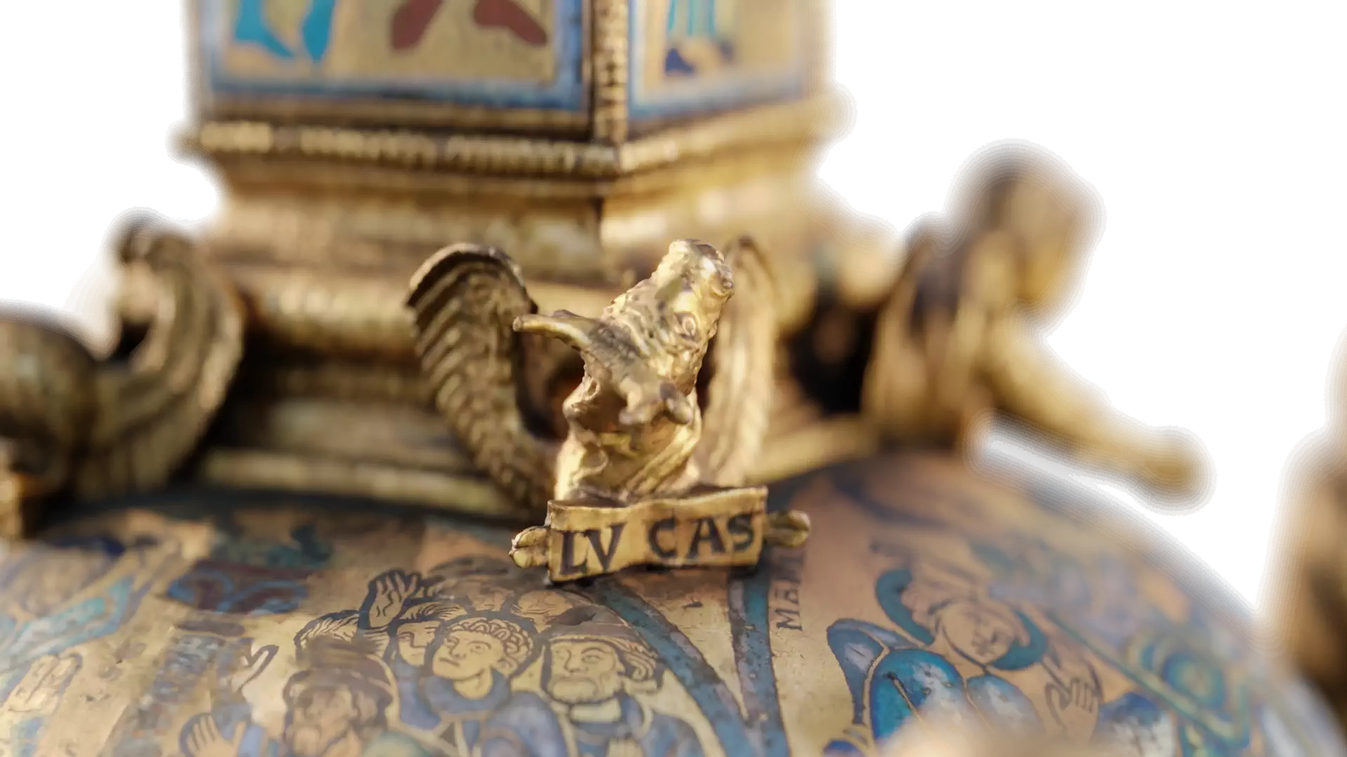 Gros plan sur le pied de croix de l'abbaye de Saint-Bertin. l'évangéliste Matthieu devant son pupitre, tourné vers son symbole (l'ange). Réalisé en image de synthèse à partir d'une photogrammétrie