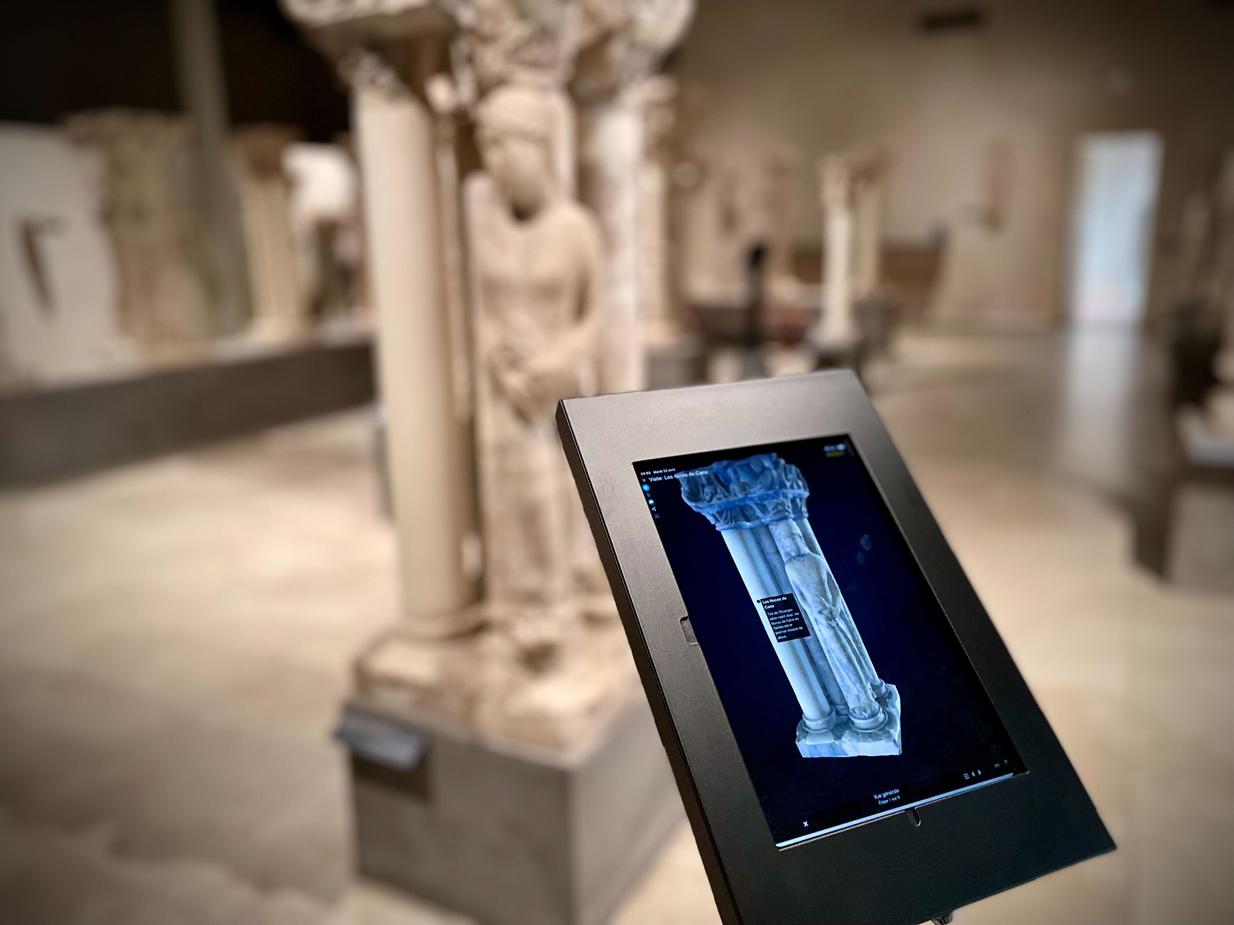 Vu d'une tablette affichant une scène eCorpus dans le musée de Notre-Dame-en-Vaux