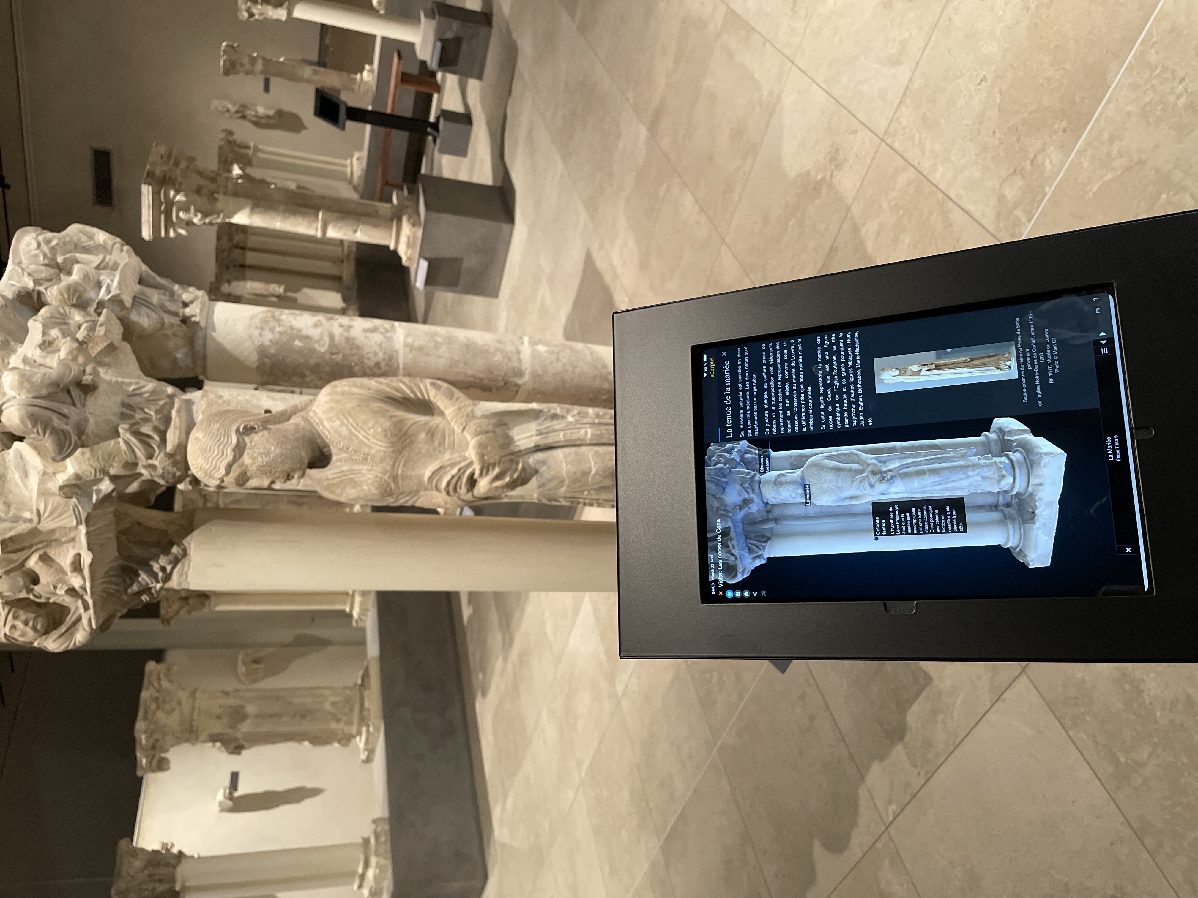 Vu d'une tablette affichant une scène eCorpus dans le musée de Notre-Dame-en-Vaux