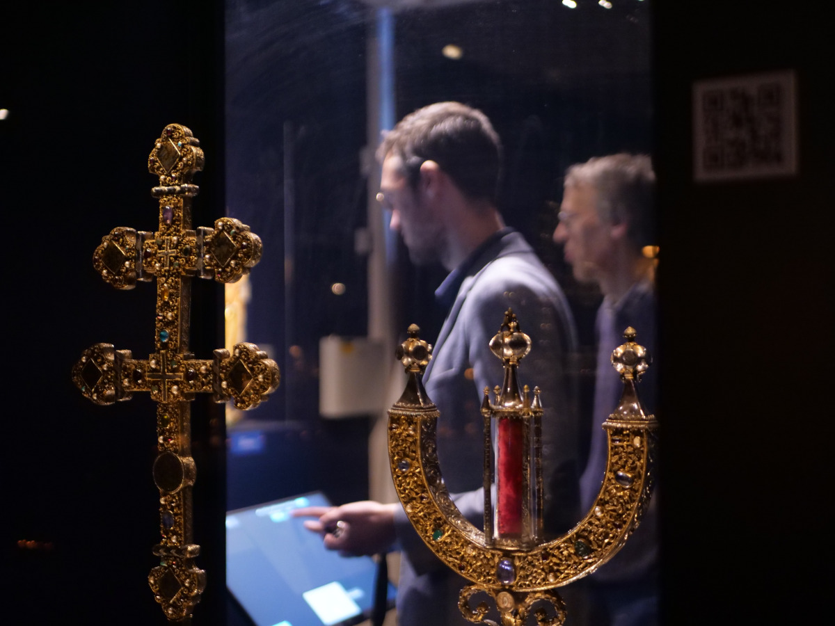 Two medieval goldsmithing pieces exhibited at the museum. The eCorpus setup can be seen in the background.